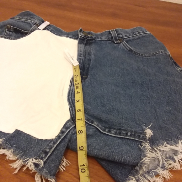 Distressed shorts with white patche - Picture 7 of 9